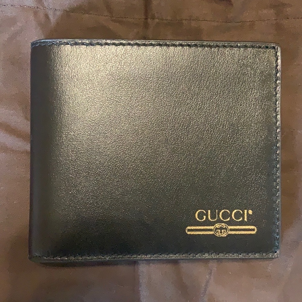 AUTHENTIC Gucci leather wallet with Gucci logo
